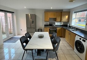 3-bed-sleeps 5 With Garden and Parking