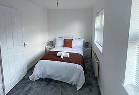 3-bed-sleeps 5 With Garden and Parking