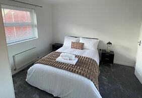 3-bed-sleeps 5 With Garden and Parking