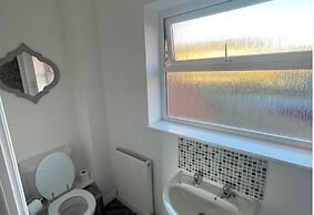 3-bed-sleeps 5 With Garden and Parking