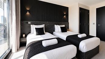 Modern City Centre Apt With Balcony & Free Parking