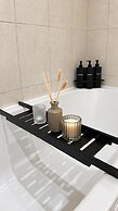 Modern City Centre Apt With Balcony & Free Parking