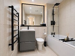 Modern City Centre Apt With Balcony & Free Parking