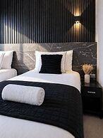 Modern City Centre Apt With Balcony & Free Parking