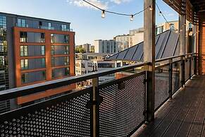 Modern City Centre Apt With Balcony & Free Parking