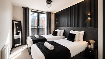 Modern City Centre Apt With Balcony & Free Parking
