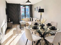 Modern City Centre Apt With Balcony & Free Parking