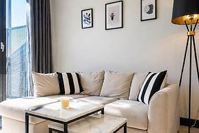 Modern City Centre Apt With Balcony & Free Parking
