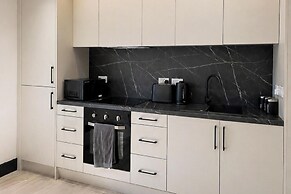 Modern City Centre Apt With Balcony & Free Parking