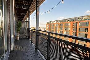 Modern City Centre Apt With Balcony & Free Parking