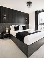Modern City Centre Apt With Balcony & Free Parking
