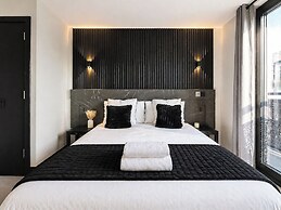 Modern City Centre Apt With Balcony & Free Parking