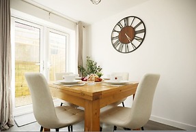 Spacious 4BR Contractor Family Home Parking