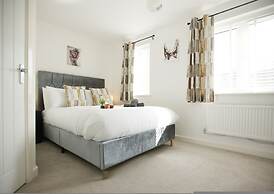 Spacious 4BR Contractor Family Home Parking