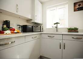 Spacious 4BR Contractor Family Home Parking