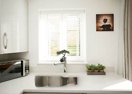 Spacious 4BR Contractor Family Home Parking