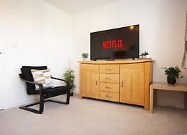 Spacious 4BR Contractor Family Home Parking
