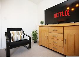 Spacious 4BR Contractor Family Home Parking