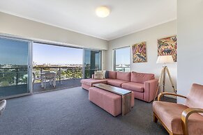 Coastal Studio City & Ocean Views, Walk to Beach