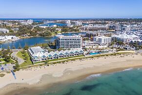 Coastal Studio City & Ocean Views, Walk to Beach