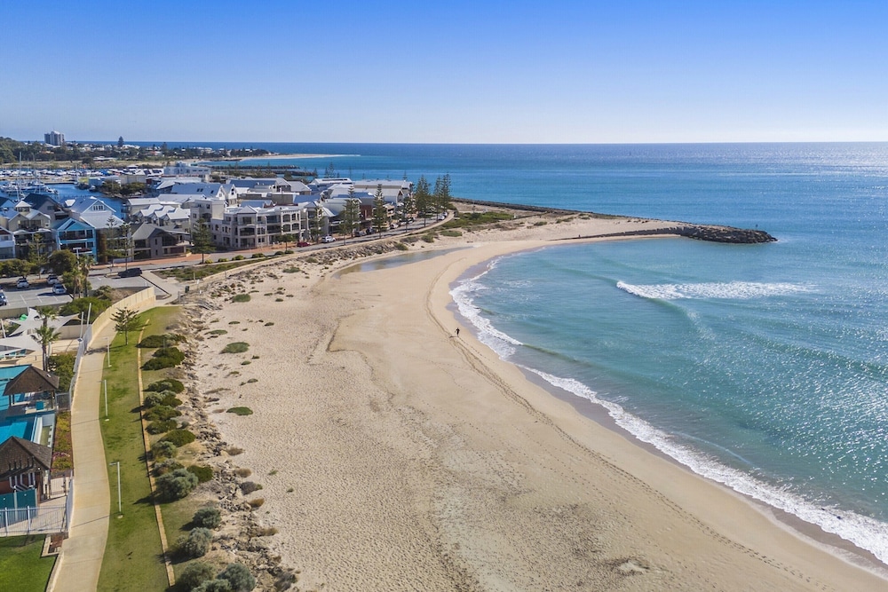 Coastal Studio City & Ocean Views, Walk to Beach