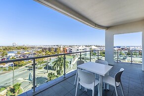 Coastal Studio City & Ocean Views, Walk to Beach