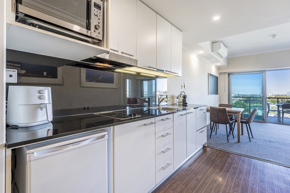 Coastal Studio City & Ocean Views, Walk to Beach
