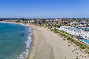 Coastal Studio City & Ocean Views, Walk to Beach