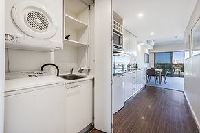 Coastal Studio City & Ocean Views, Walk to Beach