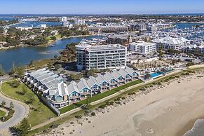 Coastal Studio City & Ocean Views, Walk to Beach