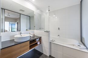 Coastal Studio City & Ocean Views, Walk to Beach
