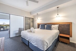 Coastal Studio City & Ocean Views, Walk to Beach