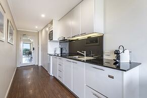 Coastal Studio City & Ocean Views, Walk to Beach
