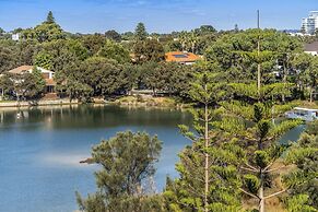 Coastal Studio City & Ocean Views, Walk to Beach