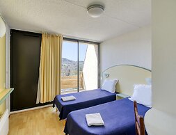 Spacious Landscape Stay for 4 by the Lake