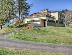 Spacious Landscape Stay for 4 by the Lake
