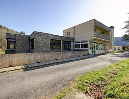 Spacious Landscape Stay for 4 by the Lake