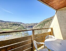 Spacious Landscape Stay for 4 by the Lake