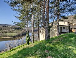 Spacious Landscape Stay for 4 by the Lake
