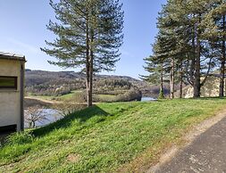 Spacious Landscape Stay for 4 by the Lake