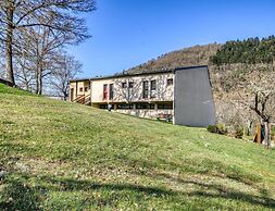 Spacious Landscape Stay for 4 by the Lake