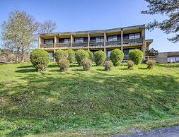 Spacious Landscape Stay for 4 by the Lake