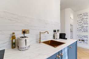 2 Boutique Apts Parisian Gold Bath BHM