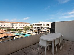 Chic Coastal Pool View Apartment for 6