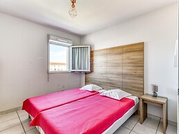 Chic Coastal Pool View Apartment for 6