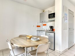 Chic Coastal Pool View Apartment for 6