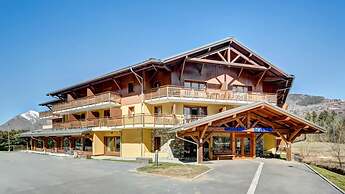 Couple Getaway With Mountain View
