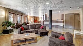 Couple Getaway With Mountain View