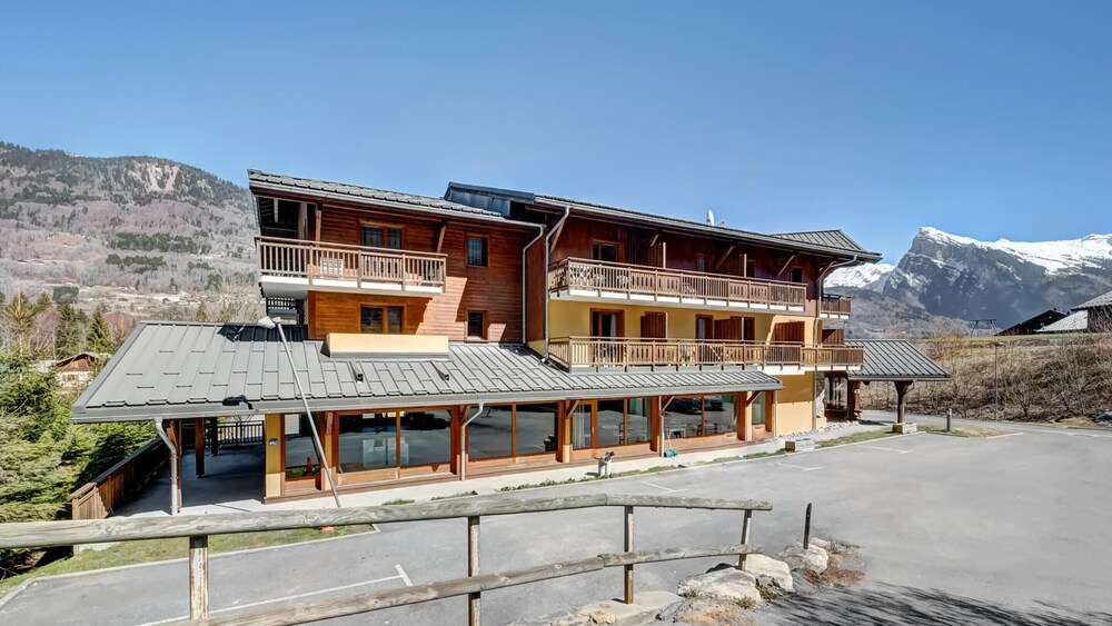 Couple Getaway With Mountain View
