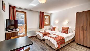 Couple Getaway With Mountain View